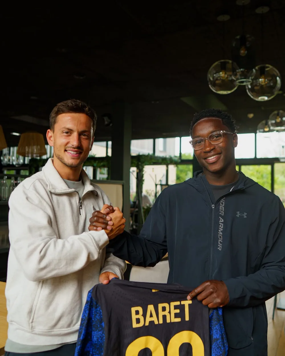 Mathieu Valdher et Lilian Baret présentant ensemble un maillot floqué Baret numéro 39.