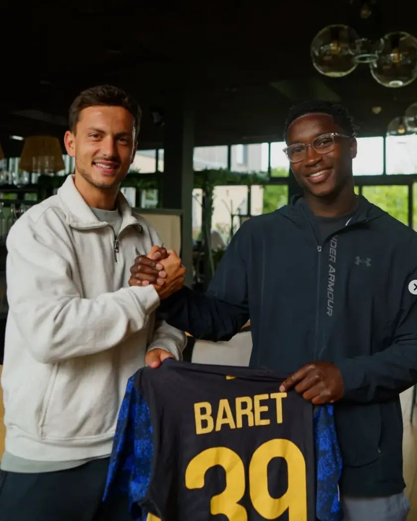 Mathieu Valdher et Lilian Baret présentant ensemble un maillot floqué Baret numéro 39.
