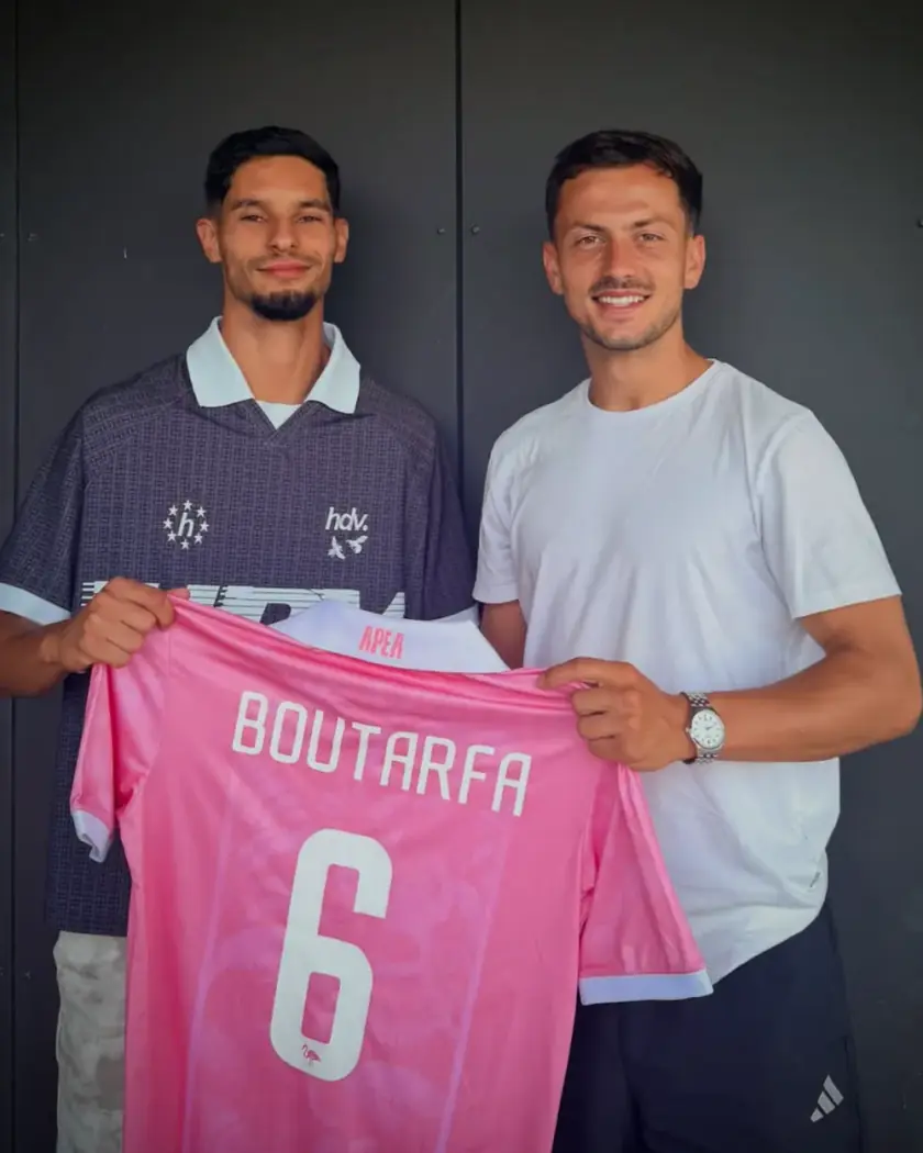 Mathieu Valdher et Mounir Boutarfa présentant ensemble un maillot rose floqué Boutarfa numéro 6.